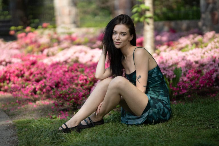 Modelka otoczona kwiatami w Parku Oliwskim.