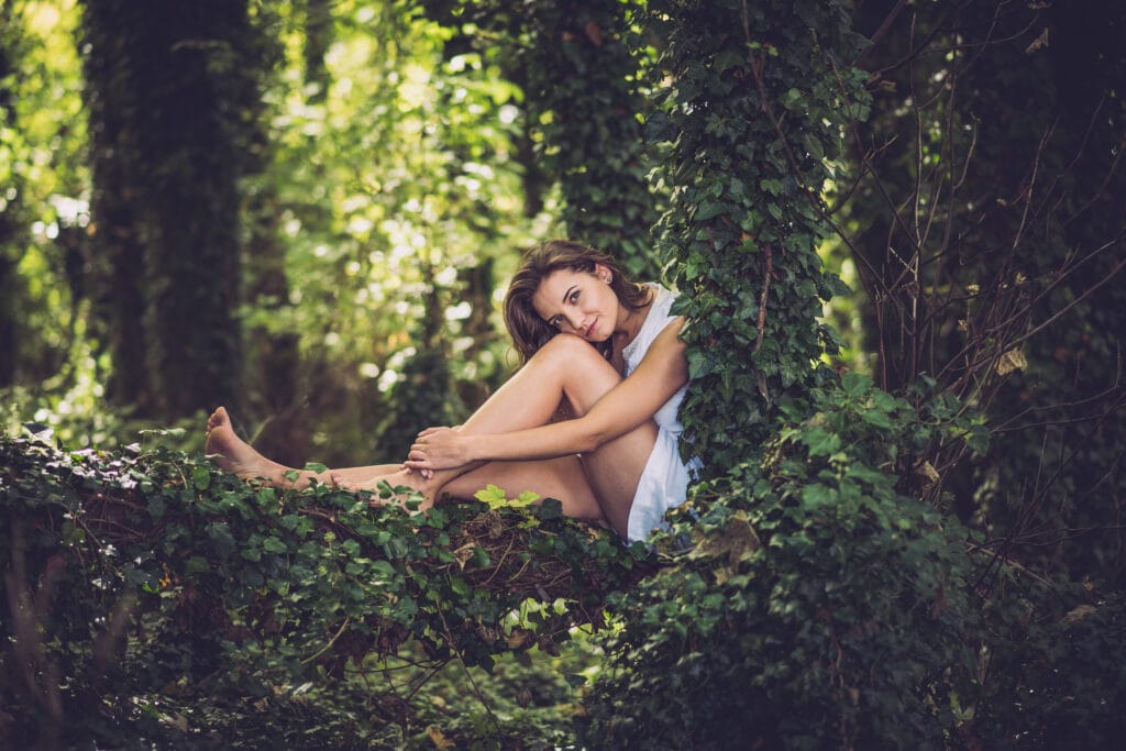 Portret artystyczny w lesie, zielone otoczenie