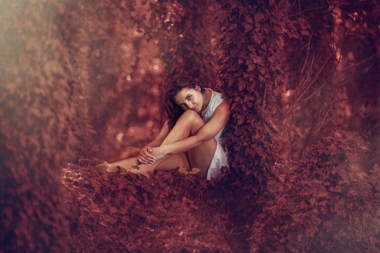 Plenerowa sesja portretowa wśród bluszczu