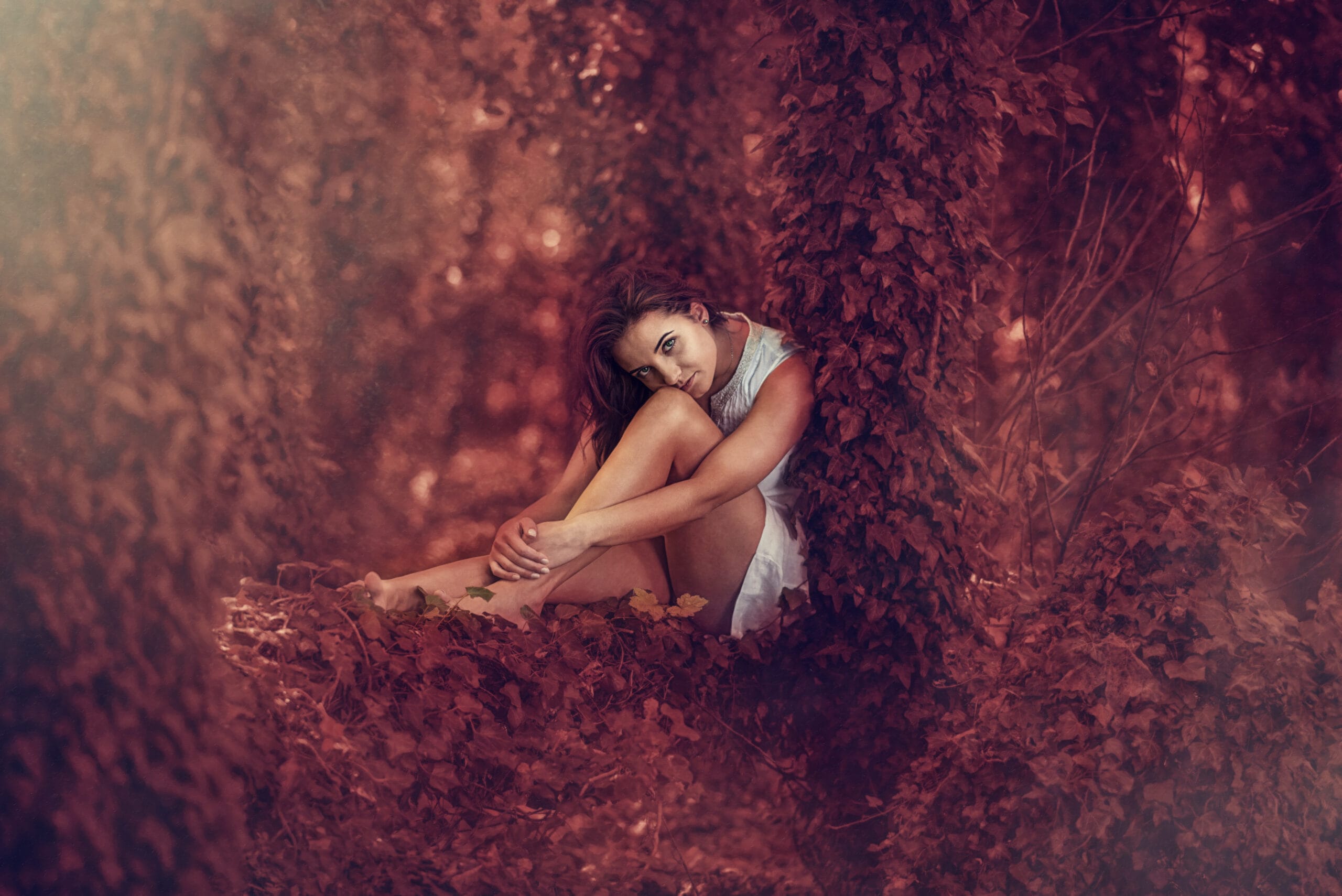 Plenerowa sesja portretowa wśród bluszczu