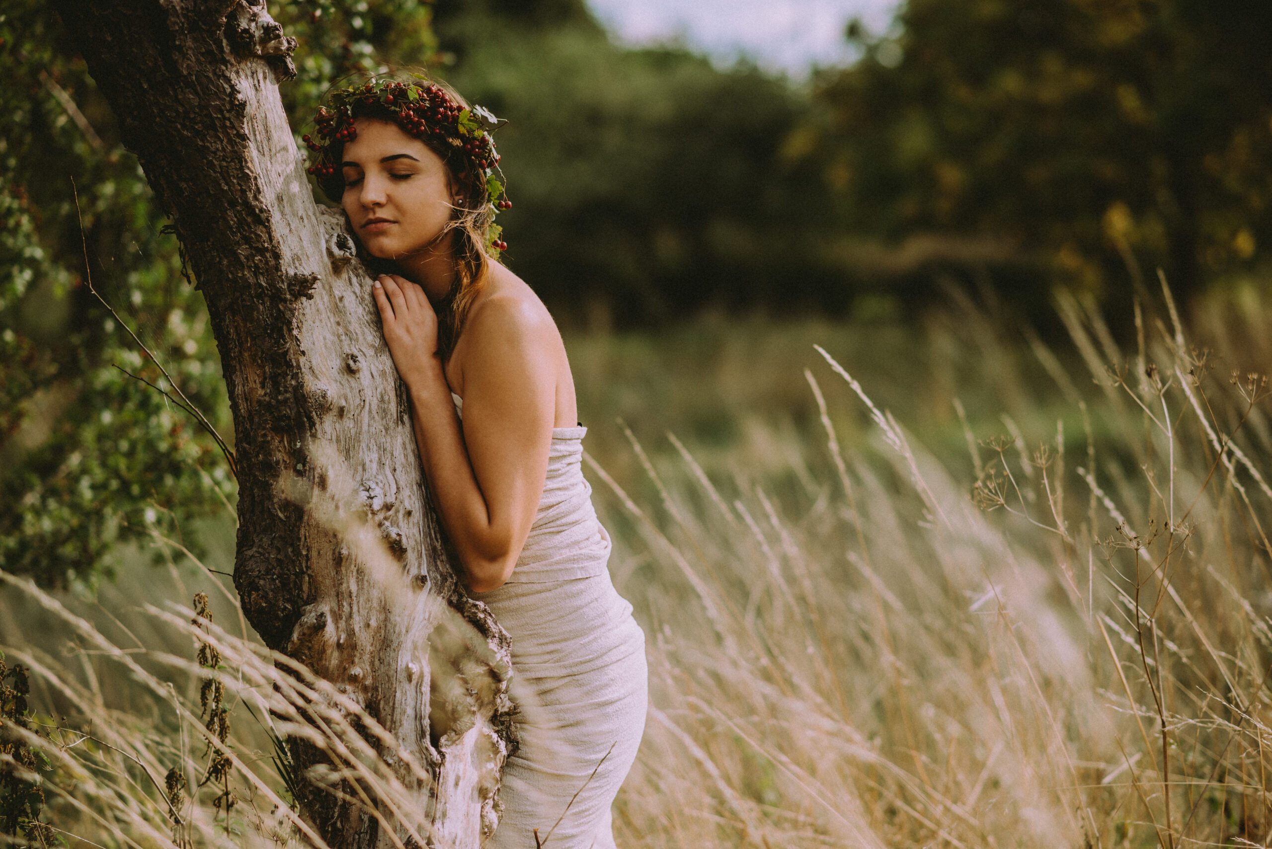 Weronika otoczona zielenią, artystyczna fotografia portretowa